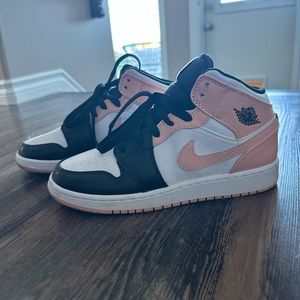 Air Jordan 1 mids in ‘Crimson Tint’